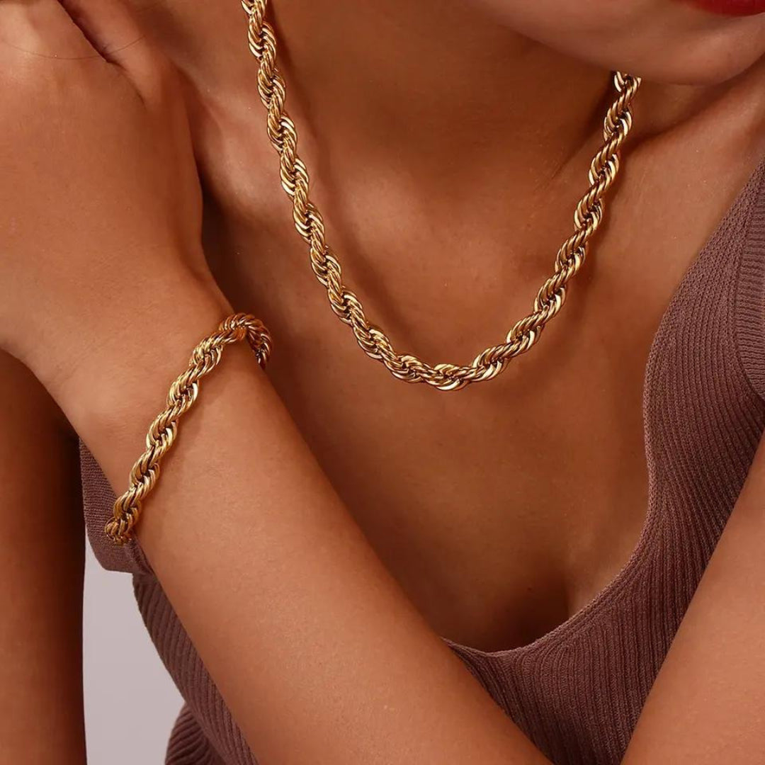 lady wearing a chunky twisted gold rope chain bracelet and necklace