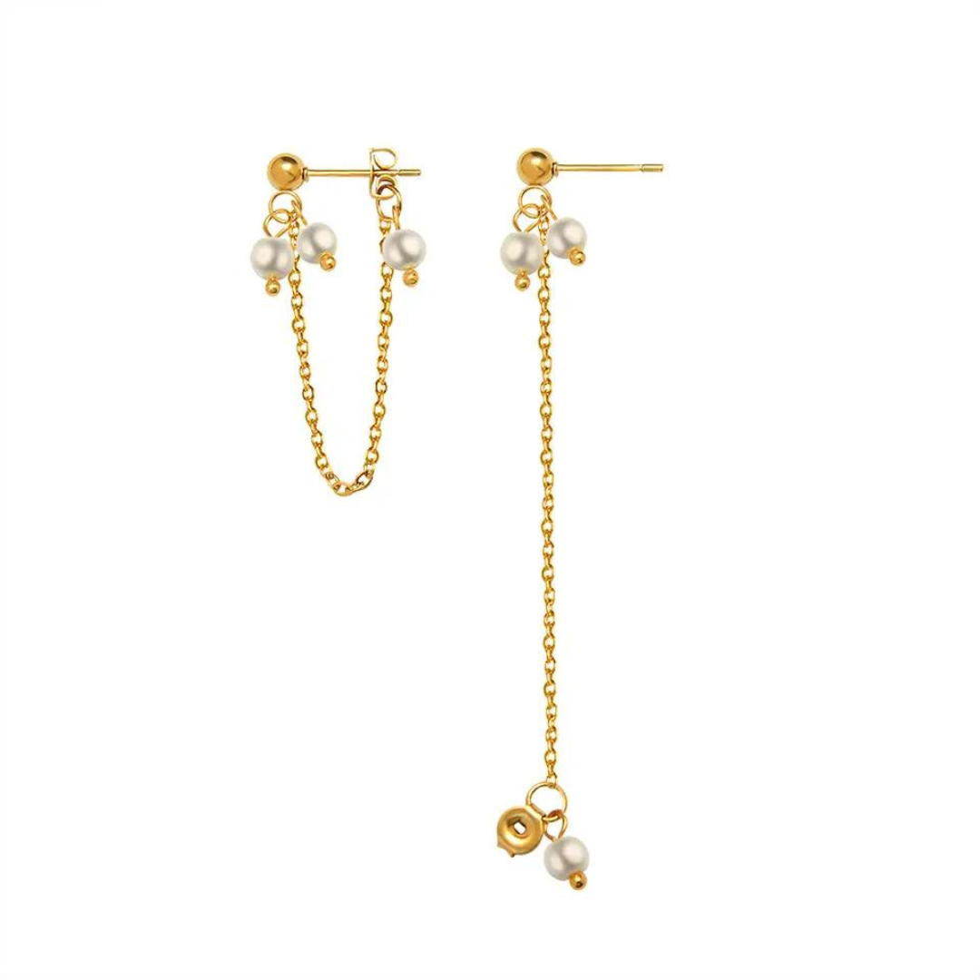 Trendy long thread stud earrings featuring baroque pearls and 18K gold-plated stainless steel for a stylish and elegant look."